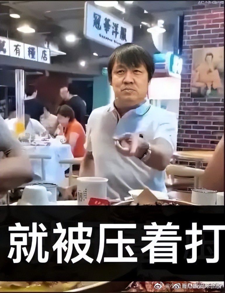 ⊙《曼谷保镳2》的故事：影片故事讲述拔泰王锦鲁扮演的东南亚某小国奸细翁坤，为了查询拜访一伙可骇分子，奥秘潜进泰国曼谷履行使命，并扮装成为风行歌星，混进唱片公司清查。他妻子其实不知道他的真实身份，由于翁坤是个实足的“妻管严”，但要命的是，他在泰国无可救药爱上了一个标致美眉……与此同时，可骇分子也要策动年夜范围攻击了，翁坤若何能避免这场粉碎？⊙《曼谷保镳2》的看点：继2005年年夜卖座的第一集以后，《曼谷保镳》于本年拍出了续集，有“泰国周星驰”之称泰国笑剧明星拔泰王锦鲁继续自编自导自演，继续请来《拳霸》东尼·嘉介入表演。影片向周星驰、成龙片子偷了师，而且本身恶弄了《拳霸》《冬荫功》等片，拔泰王锦鲁（《拳霸》另外一主演）表演很是出彩过瘾。Tony Jaa则之是客串身份，在片中有一场打架，别的本身还拿《冬荫功》开涮，十分的“弄”。